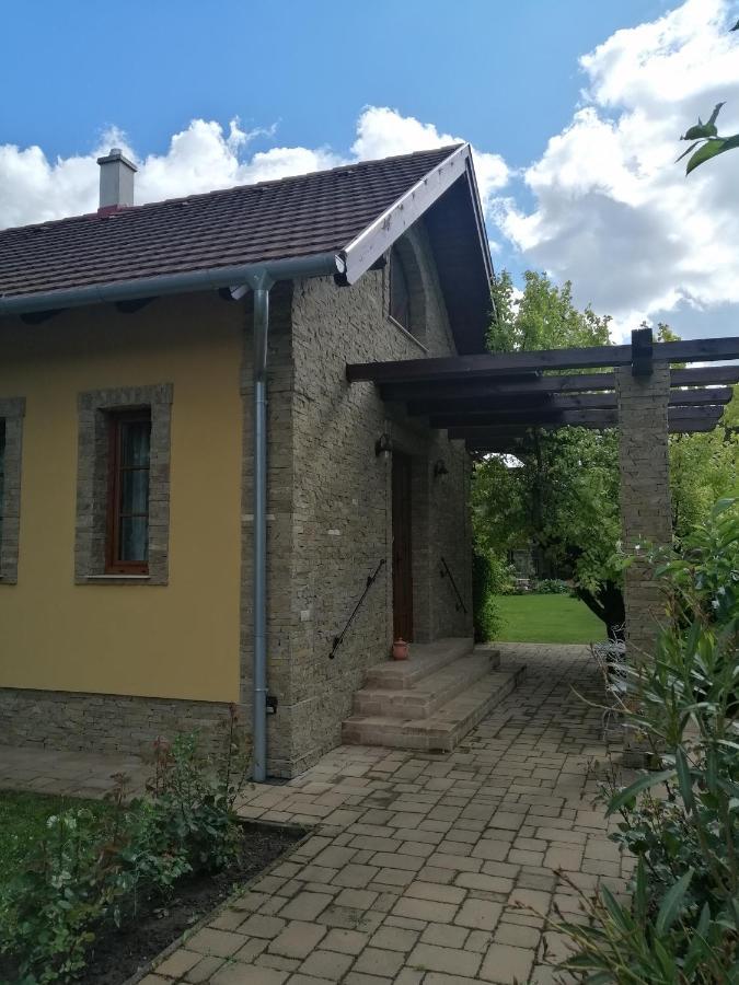 Duzzogo Vendeghaz Agard Villa Gárdony Exterior foto